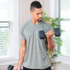 Homme effectuant des flexions de biceps avec un haltère hexagonal de 15 livres.