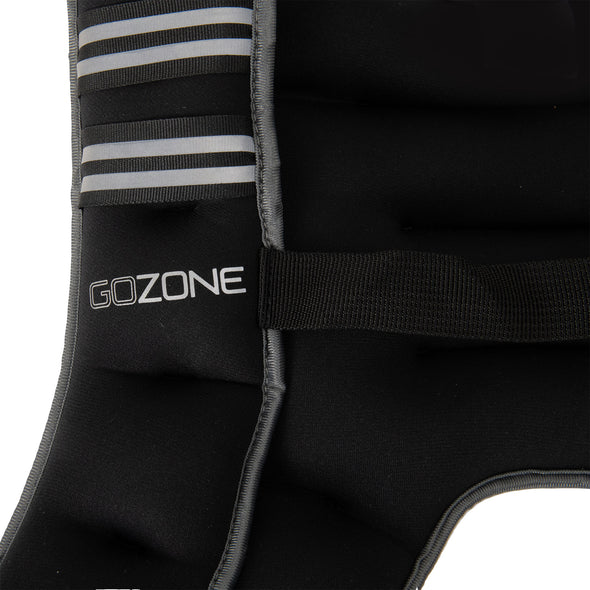 Gros plan sur le logo GoZone sur un gilet d'entraînement de 10lb