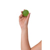 Femme tenant un ballon de bien-être à la main