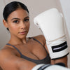Femme portant des gants de boxe blancs 14oz de style pro.