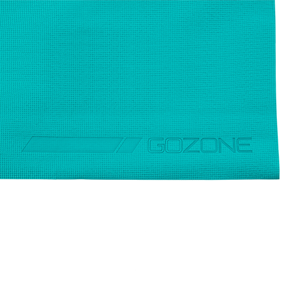 Gros plan du logo GoZone sur un tapis de yoga sarcelle
