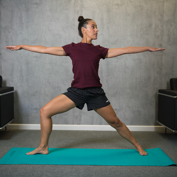 Femme pratiquant le yoga sur un tapis sarcelle 3mm