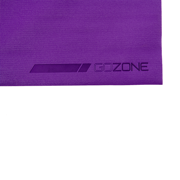 Gros plan du logo GoZone sur un tapis de yoga violet