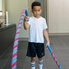 Un enfant qui s'entraîne avec une corde de combat
