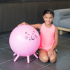 Enfant agenouillé à côté d'une balle Sit and Play pour chat rose