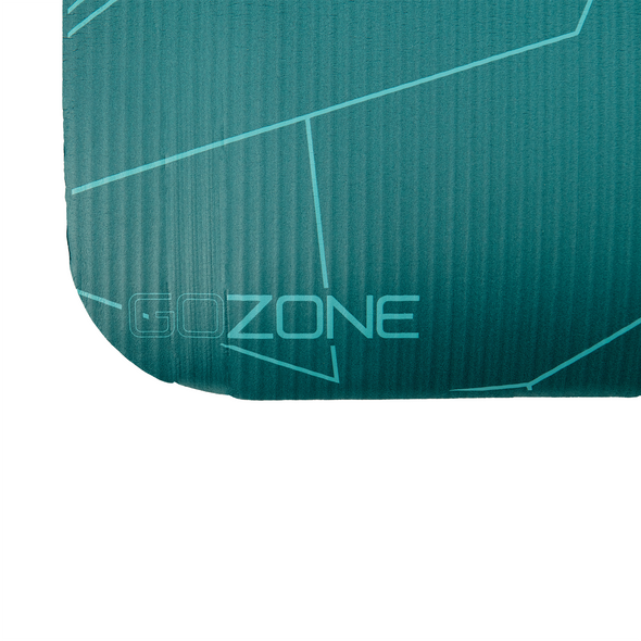 Gros plan du logo sarcelle du tapis d'exercice GoZone
