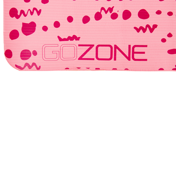 Gros plan du logo GoZone sur un tapis d'exercice rose/rouge de 10 mm.